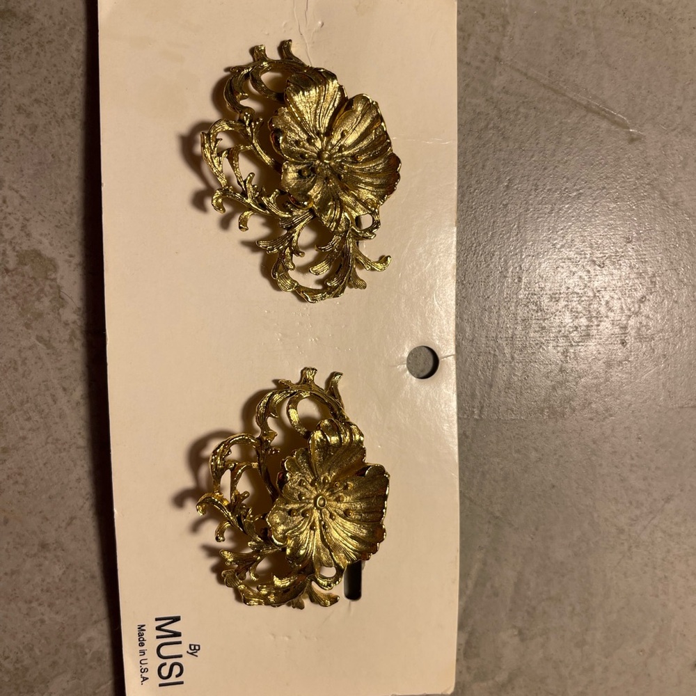 MUSI Gold Floral Shoe Clips